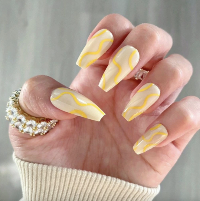 Желтые абстракции на ногтях