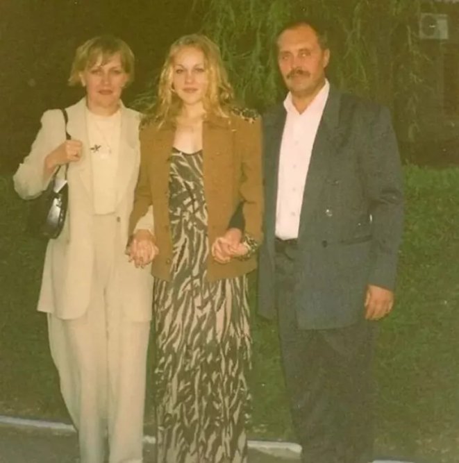 Елена Тополь с родителями. Фото: instagram.com/alyoshasinger