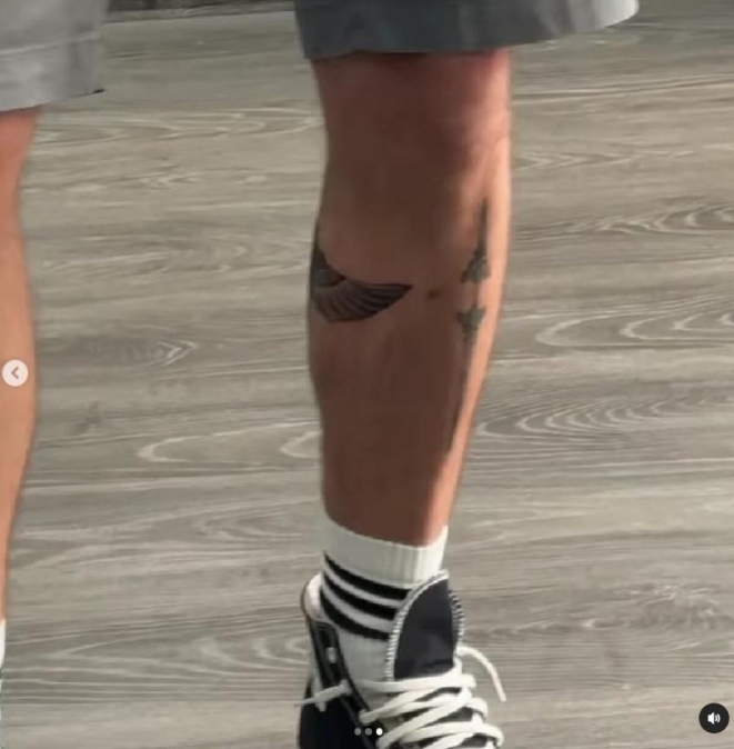 Без особого смысла: украинский актер Тарас Цимбалюк рассказал почему сделал две татуировки на ноге (ФОТО) - фото №1