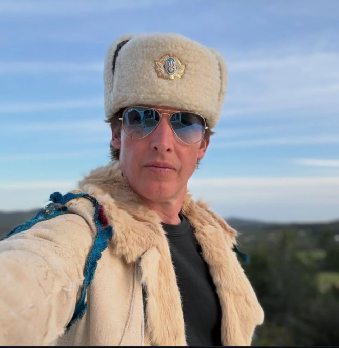 Джеймс Блант у шапці із українським тризубом, фото