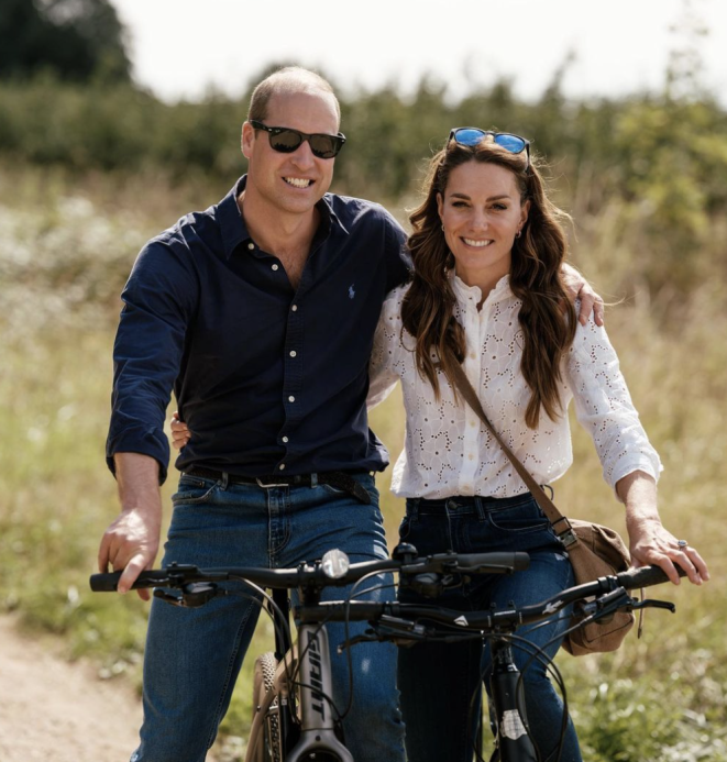 Кейт Миддлтон и принц Уильям на велосипедах.
