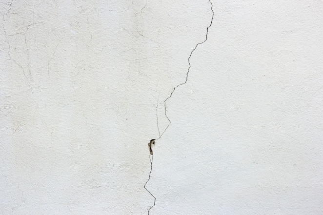 Як заробити тріщини у стіні, щоб у дім не проникав холод - фото №3