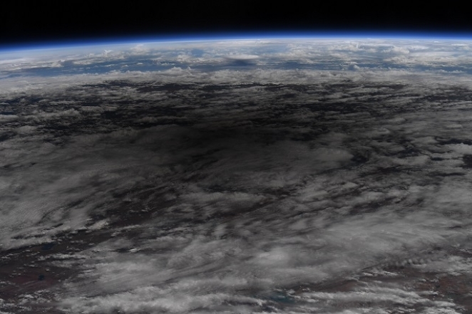 NASA показали удивительные снимки солнечного затмения из космоса - фото №3