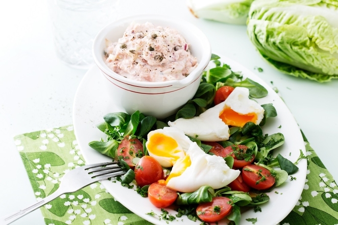 Салат с тунцом и яйца пашот