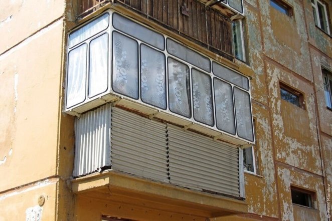 Балкон з автобусними вікнами СРСР