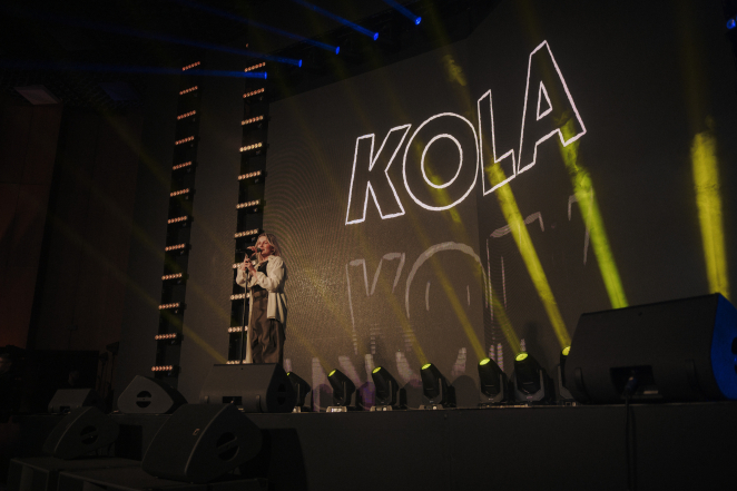 На сцене выступает популярная украинская певица KOLA, фото