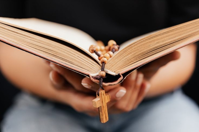 Женщина читает Библию, фото