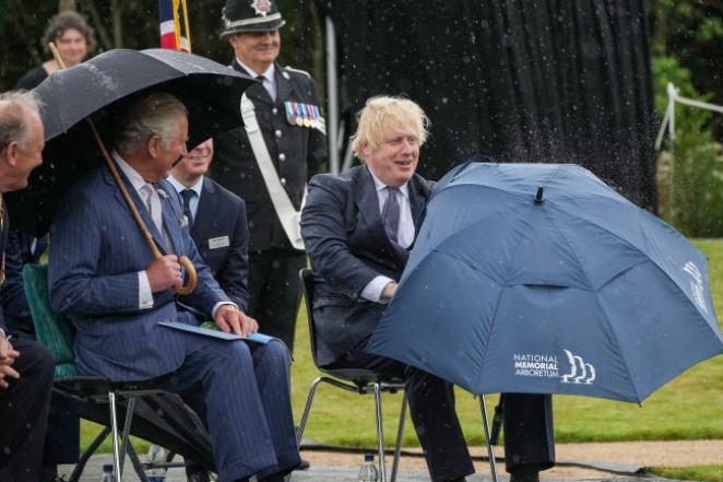 Видео дня: Борис Джонсон "сражается" с зонтиком на встрече с принцем Чарльзом - фото №1