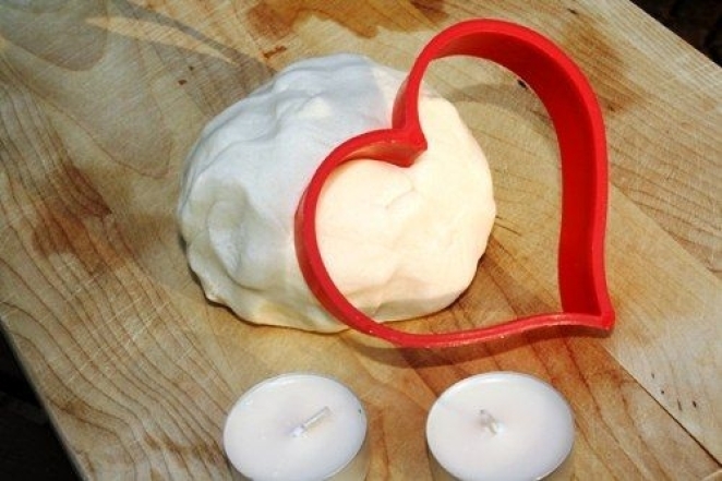 Сувенирные сердечки из соленого теста: мастер-класс для детей на 14 февраля (ФОТО) - фото №2