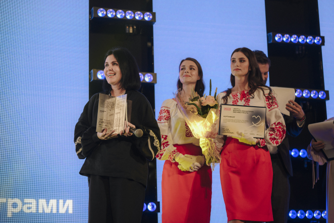 Кадр по вручению премии "Варті", три женщины держат награды и цветы.