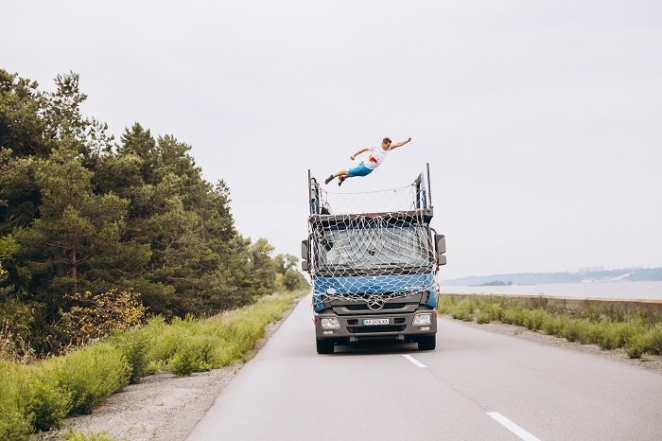 Рекорд Украины: Александр Титаренко сделал сальто на 5 метров между двумя грузовиками в движении (ВИДЕО) - фото №3