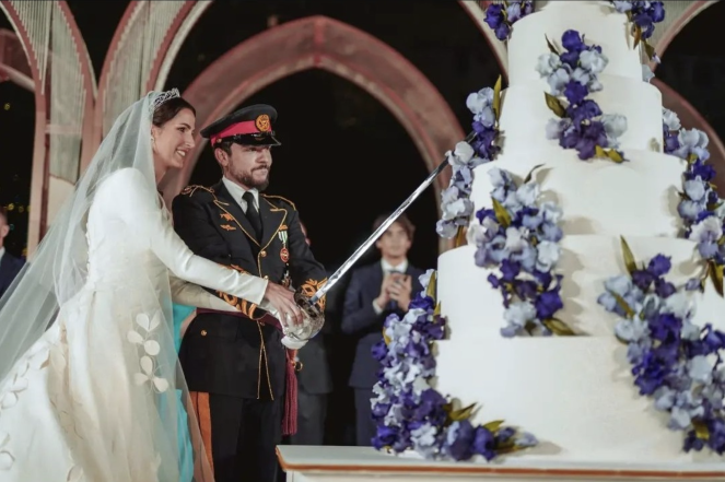 Розкішні сукні на пишні гуляння: пригадуємо найгучніші весілля закордонних зірок у 2023 році (ФОТО) - фото №5