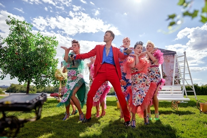 Макс Барских в ярком костюме на ретро-кабриолете удивил посетителей семейного парка в Киеве (ФОТО) - фото №2