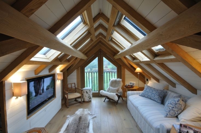 Комната под крышей: как скошенный потолок может стать уютной изюминкой (ФОТО) - фото №14