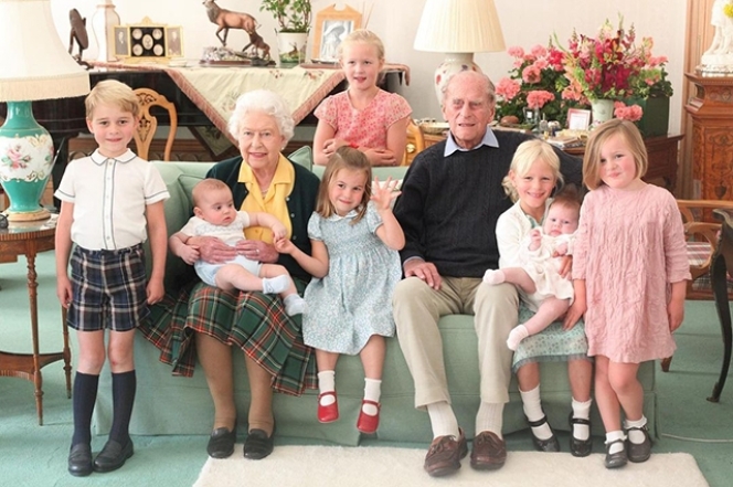 Герцоги Кембриджские показали новые семейные фото с принцем Филиппом - фото №1