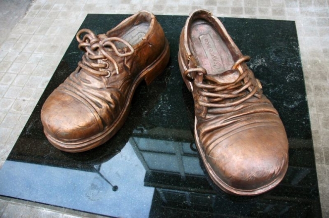 Памятник ботинкам страхового агента