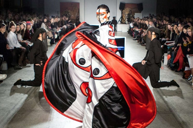 Умер японский дизайнер Кансай Ямамото, который создавал легендарные костюмы Дэвида Боуи  - фото №4
