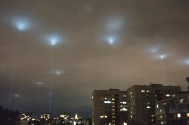 Невероятное зрелище: сотни прожекторов осветили небо над украинскими городами в поддержку креативных индустрий - фото №3