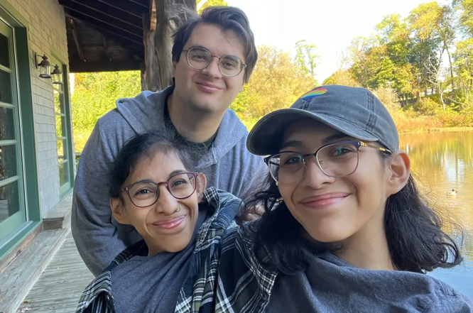 Сиамские близнецы Андраде откровенно о жизни с мужем.