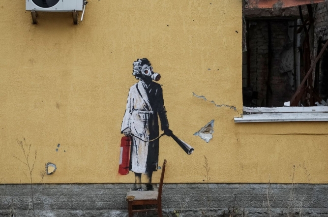 "Недолго музыка играла": в Гостомеле вандалы срезали граффити знаменитого уличного художника Бэнкси - фото №2