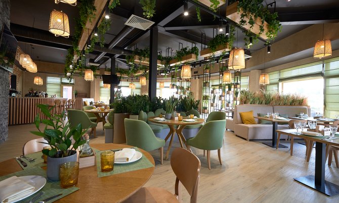 На стол, на пол или на колени? Куда за этикетом нужно ставить сумку в ресторане