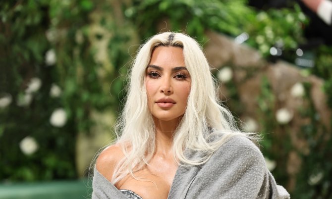 Убежала из леса? Ким Кардашьян удивила "мохнатым" образом на горнолыжном курорте (ФОТО)