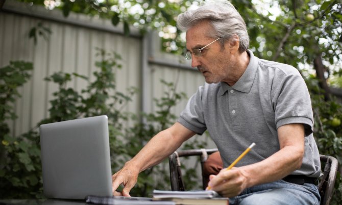 Українцям доведеться працювати довше: що відбувається з ринком праці і доходами