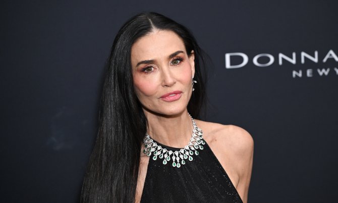 Какая же она роскошная! Деми Мур ошеломила выходом в черном мерцающем платье (ФОТО)