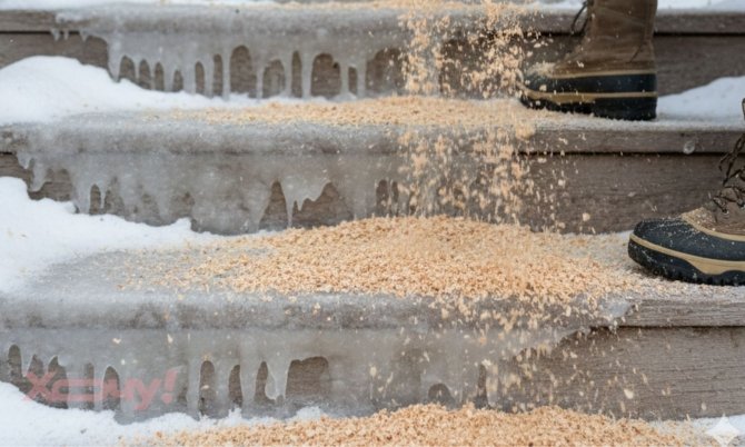 Дім без болота: чим посипати східці та доріжки, щоб лід розтанув за лічені хвилини