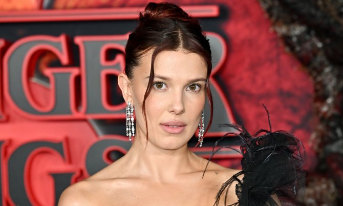 Пір'я, мереживо і багато драми: Міллі Боббі Браун приголомшила своїм образом на червоному хіднику "Дивних див" (ФОТО)