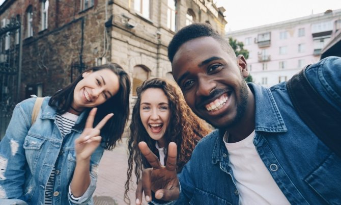 Зумери відмовляються від “успішного життя”: чому стара модель грошей і кар’єри більше не працює