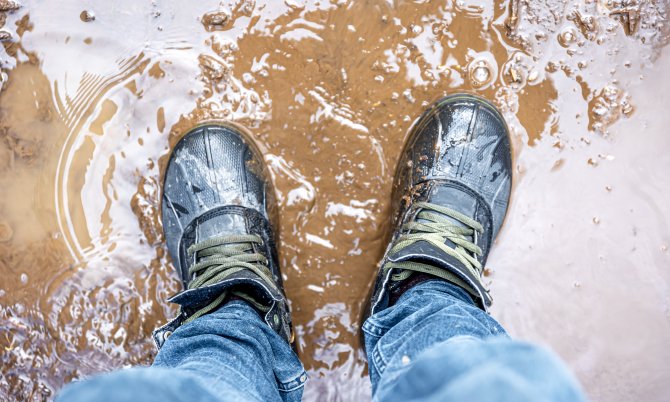 Зробіть так — і черевики не промокнуть: три народні методи та один сучасний