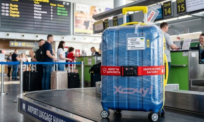 Забудьте о разбитых углах и пропавших вещах: как защитить чемодан в аэропорту без дорогостоящей упаковки