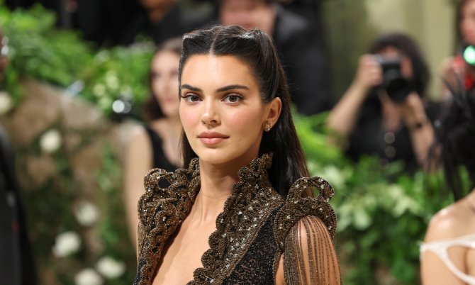 Белая и пушистая! Кендалл Дженнер произвела фурор в необычном платье (ФОТО)