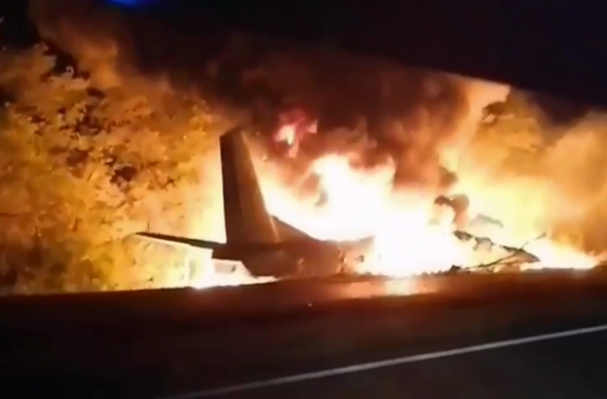 Пожар самолета, который упал в Харьковской области вблизи Чугуева