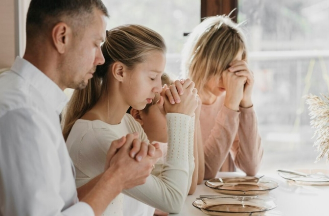 Семья молится, фото