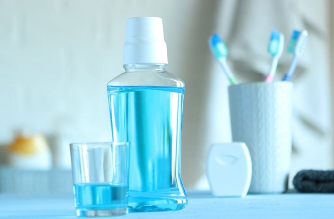 Как очистить унитаз с помощью жидкости для полоскания рта
