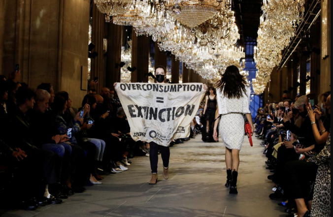 Экоактивисты попытались сорвать шоу Louis Vuitton в Париже (ВИДЕО) - фото №1