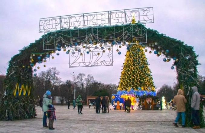 Вопреки войне. Как выглядят главные елки в украинских городах в 2022 году (ФОТО) - фото №15