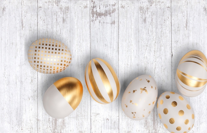 Пасхальные яйца с золотыми узорами, фото