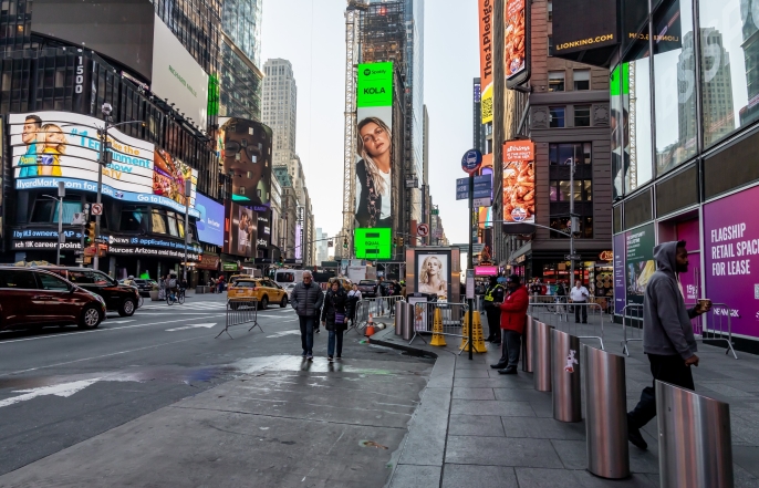 Знай наших! KOLA з'явилася на білборді у Нью-Йорку на Times Square з піснею "Бути простим" (ВІДЕО) - фото №1