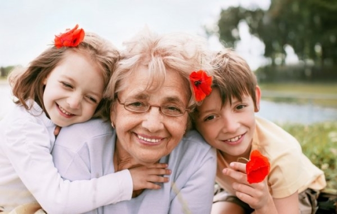 Стало известно, почему бабушки любят своих внуков больше детей - фото №1