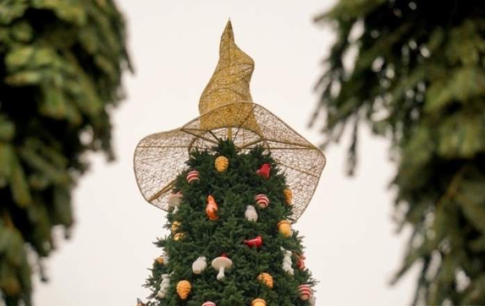 На Софиевскую площадь вернули скандальную шляпу, снятую с новогодней елки (ФОТО) - фото №3