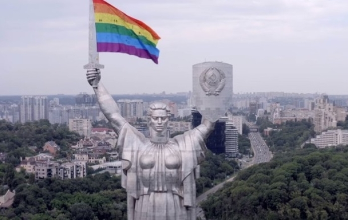 В Киеве "Родину-мать" украсили радужным флагом ЛГБТ-сообщества (ВИДЕО) - фото №2