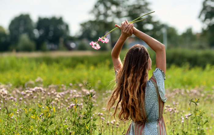Девушка в поле среди цветов.