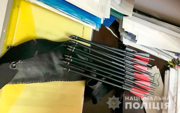В полтавской школе 19-летняя девушка устроила стрельбу из арбалета: есть раненые - фото №3