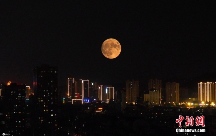 Неймовірний Блакитний Місяць бачили цієї ночі у різних куточках Землі: видовище дійсно вражаюче! (ФОТО) - фото №2