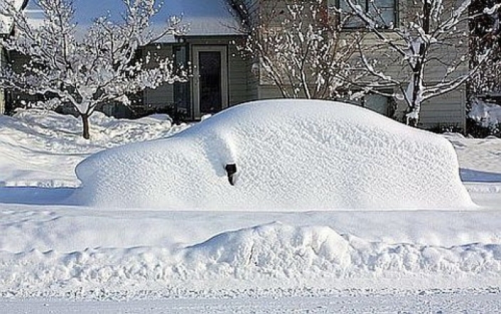 Как выбраться из снежной ловушки: что делать, если авто засыпало снегом - фото №1