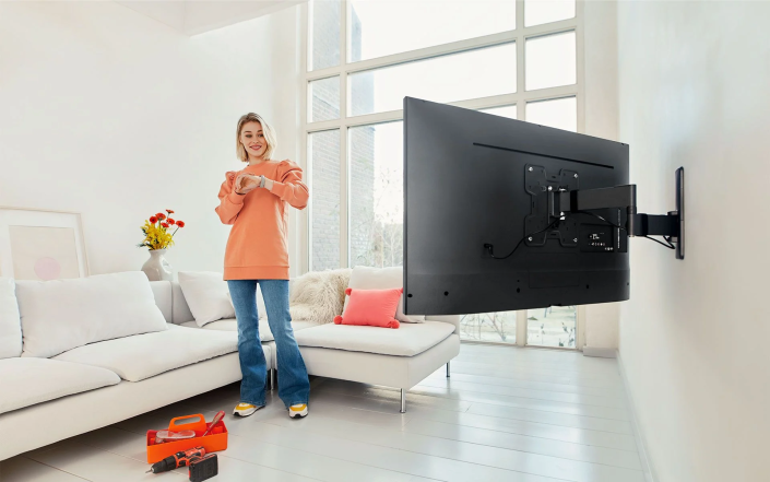 Телевизор на кронштейне с возможностью поворота