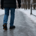 Не псуйте взуття і плитку: чим посипати доріжки, щоб не “танцювати” на льоду